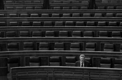 14-03-2013 El ministro de Justicia, Alberto Ruiz-Gallardón, trabaja en su escaño, en un hemiciclo vacío, en el Congreso de los Diputados.