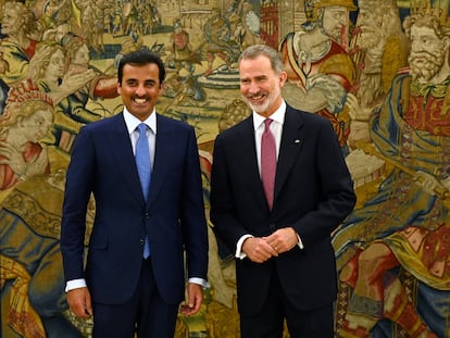 El rey Felipe VI junto al emir de Qatar, Tamim bin Hamad Al Thani, el 17 de mayo en Madrid.