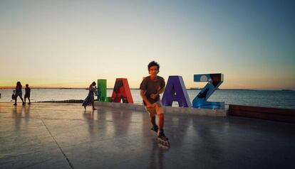 Atardecer en el malecón de la ciudad mexicana de La Paz.