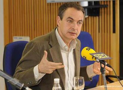 El presidente del Gobierno, José Luis Rodríguez Zapatero, durante la entrevista en la cadena SER.