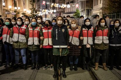 Mujeres policías bloquean la calle Istiklal después de que un pequeño grupo de manifestantes se reunió para conmemorar el Día Internacional de la Eliminación de la Violencia, en Estambul (Turquía).