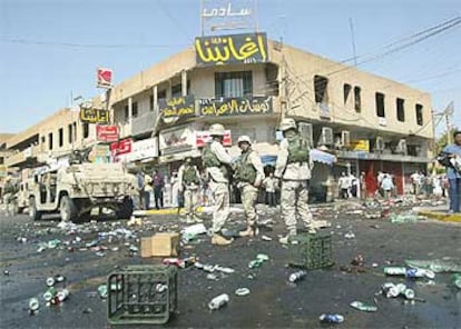 Soldados estadounidenses, en un cruce de calles del centro de Bagdad donde se produjeron los disturbios.