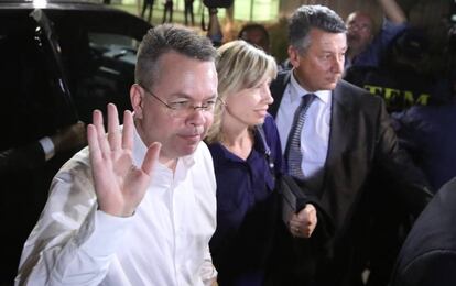 Brunson y su esposa llegan al aeropuerto de Esmirna. 