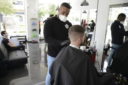 Ambiente en una peluquería y barbería de Vitoria durante el primer día de la fase 0 del desconfinamiento.