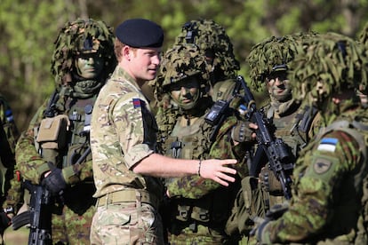 El príncipe Enrique reunido con las tropas durante un ejercicio de entrenamiento militar de la OTAN, el 17 de mayo de 2014 en Otepaa, Estonia. 
