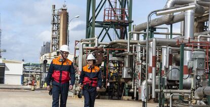 Trabajadores en la planta de Puertollano.