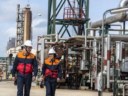 Trabajadores en la planta de Puertollano.