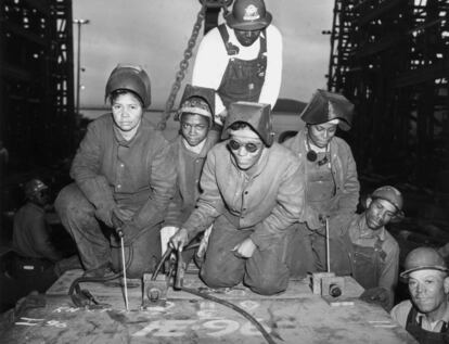 Mujeres soldadoras vestidas de denim en 1943