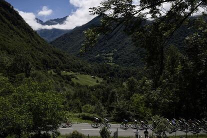 Vista de la decimotercera etapa del Tour de Francia que une las localidades de Saint-Girons y Foix (Francia).