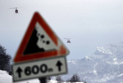 Los equipos de rescate se dirigen en helicóptero a Rigopiano, donde rescatarán a los supervivientes.
