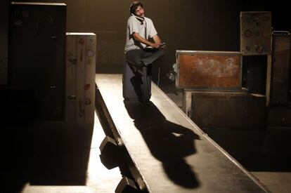 Juan Diego Botto durante un ensayo de 'Un trozo invisible de este mundo'.