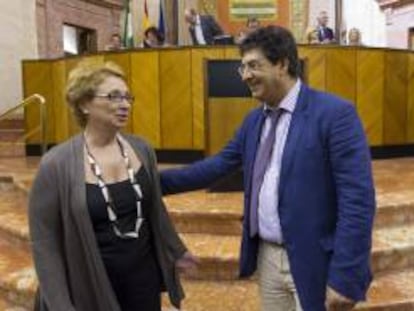 El vicepresidente del ejecutivo, Diego Valderas, conversa con la consejera de Hacienda, Carmen Martínez Aguayo (i).