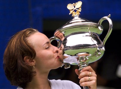 Martina Hingis besa el trofeo que ganó en la final femenina del Open de Australia el 30 de enero de 1999. Hingis venció en la final por 6-2 6-3. 