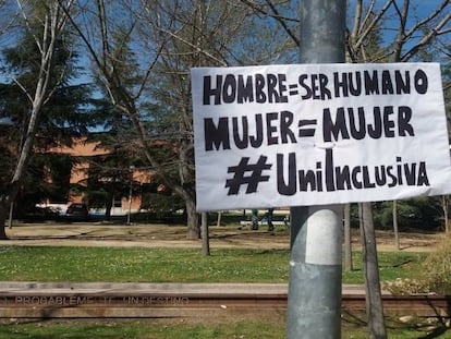 Cartel sobre el lenguaje sexista de una campaña de la Universidad Complutense de Madrid titulada #UniInclusiva.