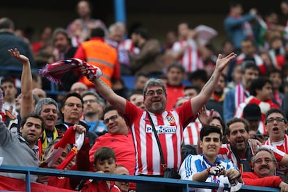 Aficionados del Atlético de Madrid antes de disputarse el partido.