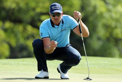 Stenson estudia un golpe en el Masters.