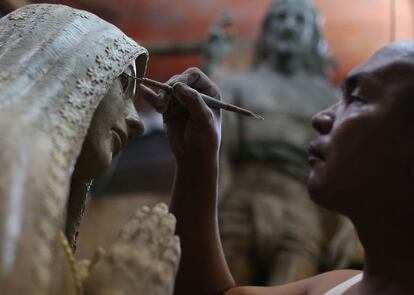 Taller del escultor Frederic Caedo, que trabaja en una imagen de la Virgen María en Quezón, al norte de Manila (Filipinas).