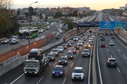 Atasco en la salida de la A2, carretera de Barcelona, en sentido salida, el pasado 2 de diciembre, en Madrid. 