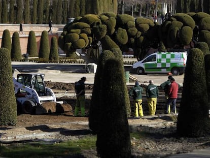 Obras de remodelación del parterre del Parque del Retiro.