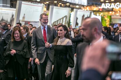 La presidenta del Congreso, Francina Armengol, junto a los Reyes de España visitan Fitur durante la jornada inaugural.