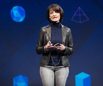 <p dir="ltr">Regina Dugan fue la primera mujer en dirigir DARPA, la agencia de proyectos de alta tecnología del ejército estadounidense. Dejó aquel puesto para liderar la división más innovadora de Google, ATAP, donde dio forma a invenciones que permitían manejar un móvil desde la solapa de la chaqueta o con un solo gesto en el aire. El año pasado su vida profesional volvió a dar un salto al pasar a Building 8, el laboratorio de ideas de Facebook. Considera a su equipo una “banda de piratas” que emprenden proyectos a corto plazo enfocados a lograr resultados tangibles. En el poco tiempo que lleva en la compañía de Menlo Park se ha desvelado que Dugan (54 años) y sus <em>piratas</em> tratan de encontrar la forma de que podamos escribir con la mente (sin tener que hablar o teclear) o que desarrollan un dispositivo para hacer videollamadas en casa que podría competir con el <a href="https://elpais.com/tecnologia/2017/05/09/actualidad/1494344459_447435.html" target="_blank">Echo Show de Amazon</a>.</p>