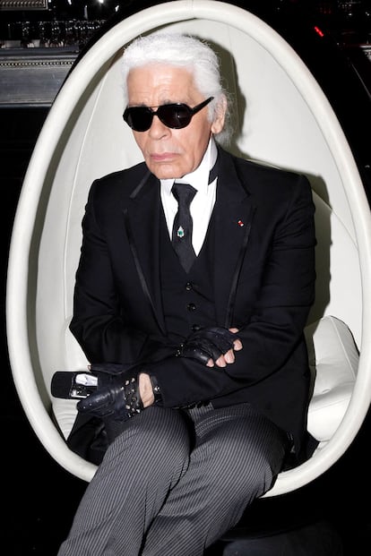 Puede que estemos ante uno de los diseñadores más brillantes que existen y existirán. Pero Karl Lagerfeld, visto desde fuera por un profano de la moda, es un auténtico bicho raro. Su carismática imagen puede ser interpretada como una excentricidad o como una auténtica locura. Lleva años con la misma coletita blanca y gafas de sol, y siempre lleva traje y mitones negros. Siempre toma la licencia de hablar de las tallas de la gente con toda libertad y parece que se le olvida que él también tuvo un notable sobrepeso. Un personaje digno de análisis.