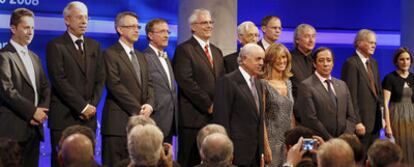 Francisco González y la ministra de Ciencia, Cristina Garmendia, rodeados de los premiados: Wallace S. Broecker, Ignacio Cirac, Peter Zoller, Joan Massagué, Thomas E. Lovejoy, William F. Laurance, Jacob Ziv, Jean Tirole, Steven Holl y Esther Duflo.