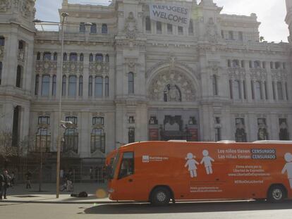 El autobús de Hazte Oír, ante el Ayuntamiento de Madrid.