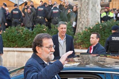 El presidente del Gobierno, Mariano Rajoy, acompañado por el candidato del PPC a la presidencia de la Generalitat, Xavier García Albiol, tras visitar el emblemático Museo del Juguete en la localidad de Figueres.
