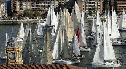 Cerca de un centenar de barcos han participado en la clásica Regata del Gallo.