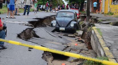 Vista de una calle destruida debido a las intensas lluvias debido a la tormenta tropical Dolly en la ciudad de Xalapa.