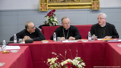 Los arzobispos de Barcelona, Juan José Olmella; Tarragona, Jaume Pujol; y la Seu d'Urgell, Joan-Enric Vives.