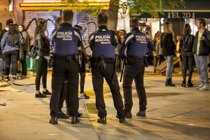 Policías municipales, de patrulla en Centro en una imagen de archivo.