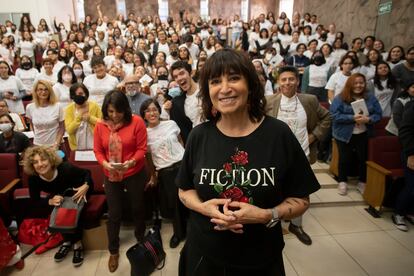 Rosa Montero posa frente a los 300 estudiantes del Centro Universitario de Ciencias Sociales y Humanidades CUCSH, que acudieron a su plática.