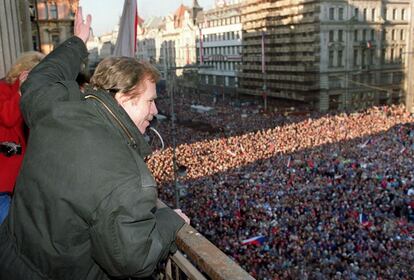 10 de diciembre de 1989. Václav Havel saluda a las miles de personas reunidas en la plaza Wenceslas de Praga para celebrar el fin del comunismo y el nombramiento de un nuevo Gobierno.