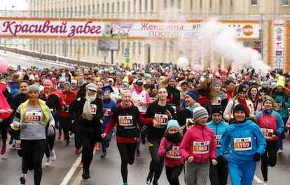 Centenas de mulheres participam em uma corrida para celebrar o Dia da Mulher em Minsk (Bielorrússia).