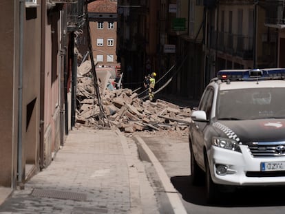 Un edificio de cinco plantas situado en la calle San Francisco del centro de Teruel se ha derrumbado este martes, aunque según los primeros datos no ha habido daños personales, ya que se había desalojado previamente. El edificio, que ya había recibido la orden de desalojo por parte de los bomberos, se ha venido abajo en el momento en el que salía el último de sus vecinos.