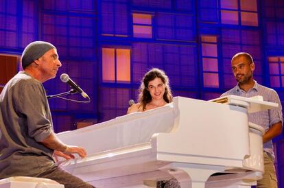 Lluis Llach, Silvia Pérez Cruz y Josep Guardiola, interpretando Ara mateix