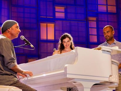 Lluis Llach, Silvia Pérez Cruz y Josep Guardiola, interpretando Ara mateix