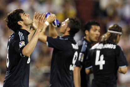 El delantero Brasileño Kaká celebra su gol 44 días después de su último partido con el Madrid