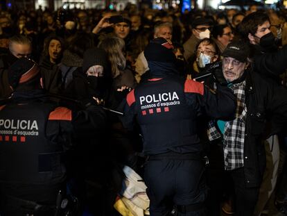 Mossos d'Esquadra intervienen en una manifestación en la Meridiana de Barcelona