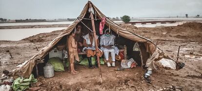 Akeela atiende a afectados por las inundaciones de Pakistán.