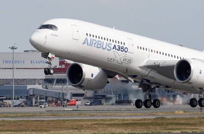 Un Airbus A350 despega en la sede del fabricante de aviones en Colomiers, cerca de Toulouse, Francia.