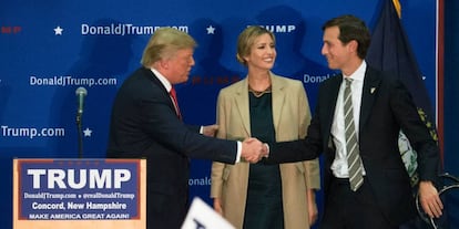 Donald Trump saluda a su yerno Jared Kushner junto a su esposa Ivanka, en un acto de campa&ntilde;a