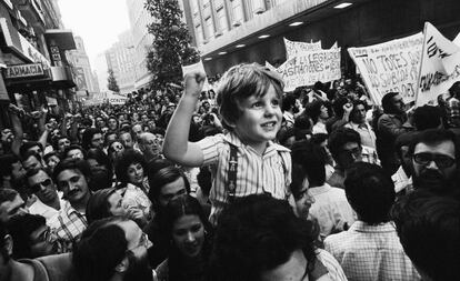 Daniel Rivas Azcueta a hombros de su padre en la primera gran manifestación de la Transición en Madrid, contra la carestía de la vida, el 22 de junio de 1976.