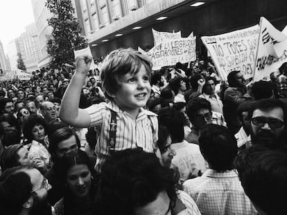 Daniel Rivas Azcueta a hombros de su padre en la primera gran manifestación de la Transición en Madrid, contra la carestía de la vida, el 22 de junio de 1976.