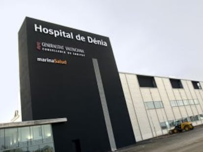 fachada del hospital de Dénia que gestiona Marina Salud.