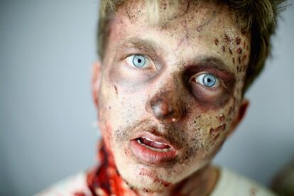 Un modelo posa caracterizado de muerto viviente para participar en el evento zombie organizado en Sidney (Australia) por el Australasian College Brodway.