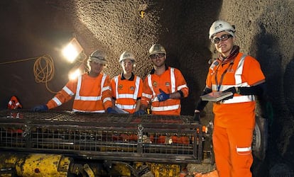 Los españoles José Miguel Soto, Eneritz Otxoa, Rubén Rodríguez y Paula Cabrera trabajan bajo el suelo de la estación de Farringdon.