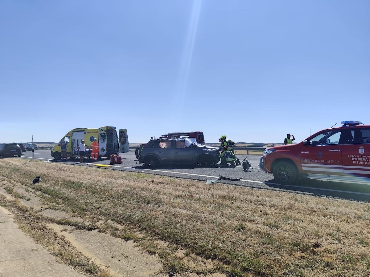 Mueren cuatro personas de una familia y una menor se encuentra muy grave tras un accidente de tráfico en Palencia